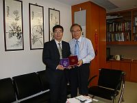 副校長鄭振耀教授(右)接受浙江大學副校長羅衛東教授(左)致送的紀念品。